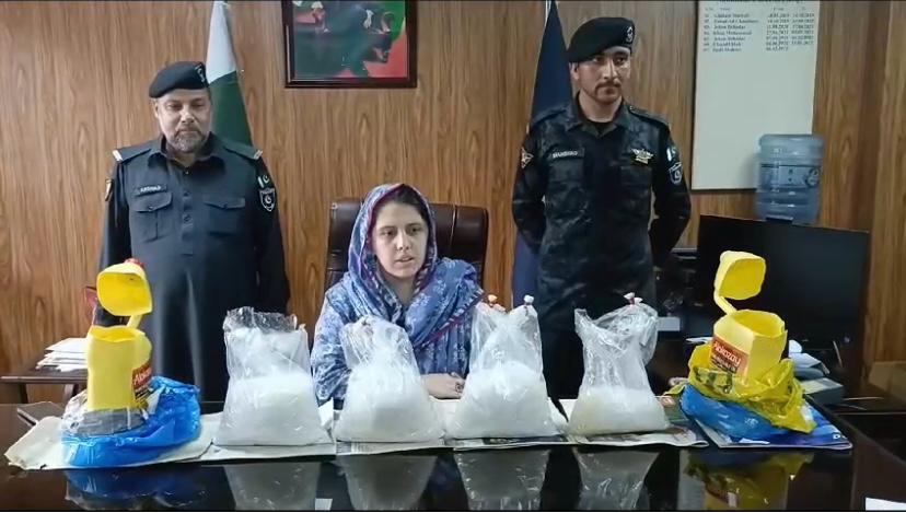 پاک #افغان سرحدی گزرگاہ  #طورخم 
میں کسٹم حکام کا کہنا ہے کہ کسٹم اہلکاروں نے عملہ نے دو خواتین سے آئس منشیات برآمد کرکے ان کو گرفتار کرلیا گیا ہے۔ ڈپٹی کلکٹر کسٹم طورخم صاعقہ عباس نے صحافیوں کو بتایا کہ طورخم کے راستے افغانستان سےپاکستان  داخل ہونے والی دو خواتین کی تلاشی کی۔ جس