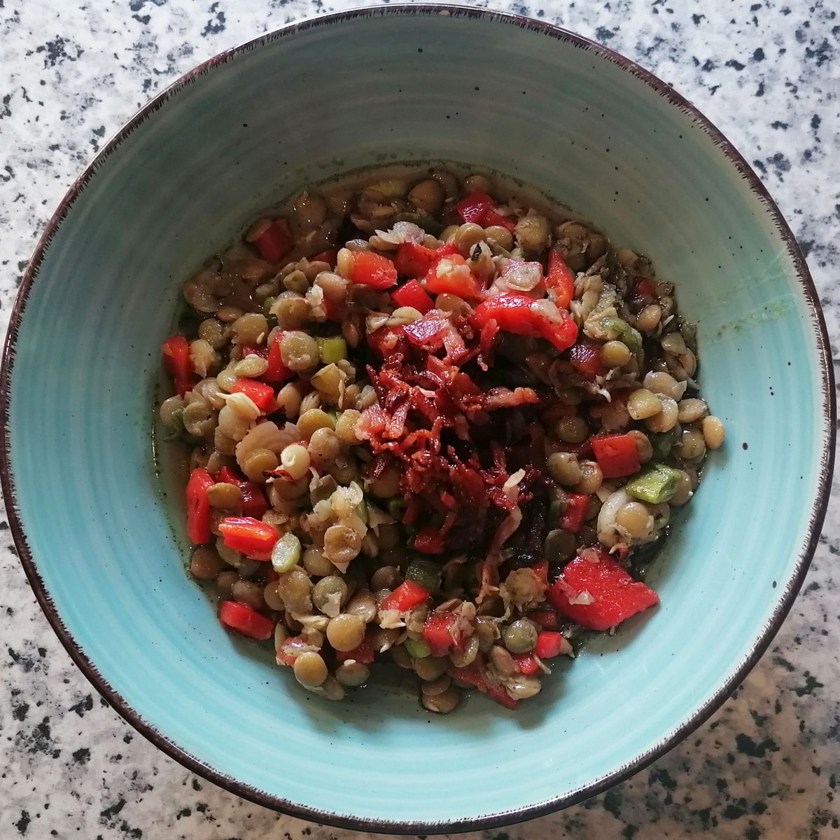 MikeKocht's tweet image. Bei Hitze bleibt die Küche (fast) kalt. #Salat #Twooking ist angesagt.
Heute mit (grünen) #Linsen und gegrillten #Paprika
Für Steirer gehört natürlich (Kürbis-) #Kernöl dazu
Wer mag und darf: Knuspriger #Speck als Topping

mikekocht.at/2024/07/15/lin…