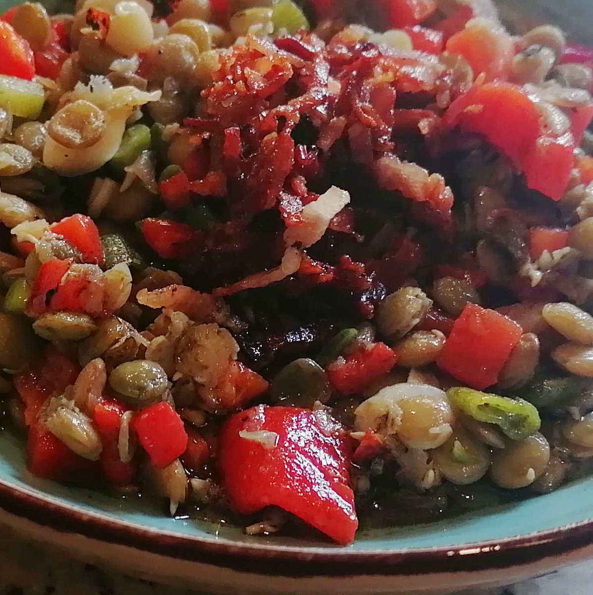 MikeKocht's tweet image. Bei Hitze bleibt die Küche (fast) kalt. #Salat #Twooking ist angesagt.
Heute mit (grünen) #Linsen und gegrillten #Paprika
Für Steirer gehört natürlich (Kürbis-) #Kernöl dazu
Wer mag und darf: Knuspriger #Speck als Topping

mikekocht.at/2024/07/15/lin…