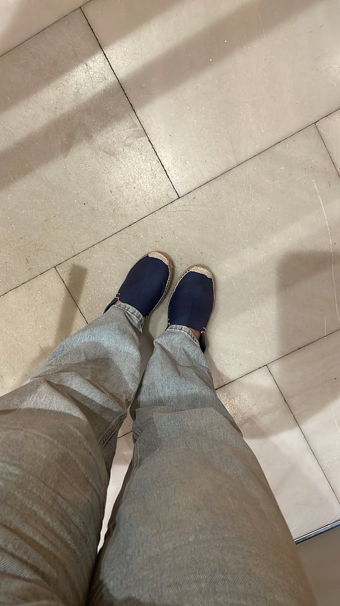 Trendsetter de la oficina, em diuen.

Es refereixen a que no creuen que de manera no irònica vagi amb espardenyes d’aquestes i les 7 vetes a treballar i és divertit.