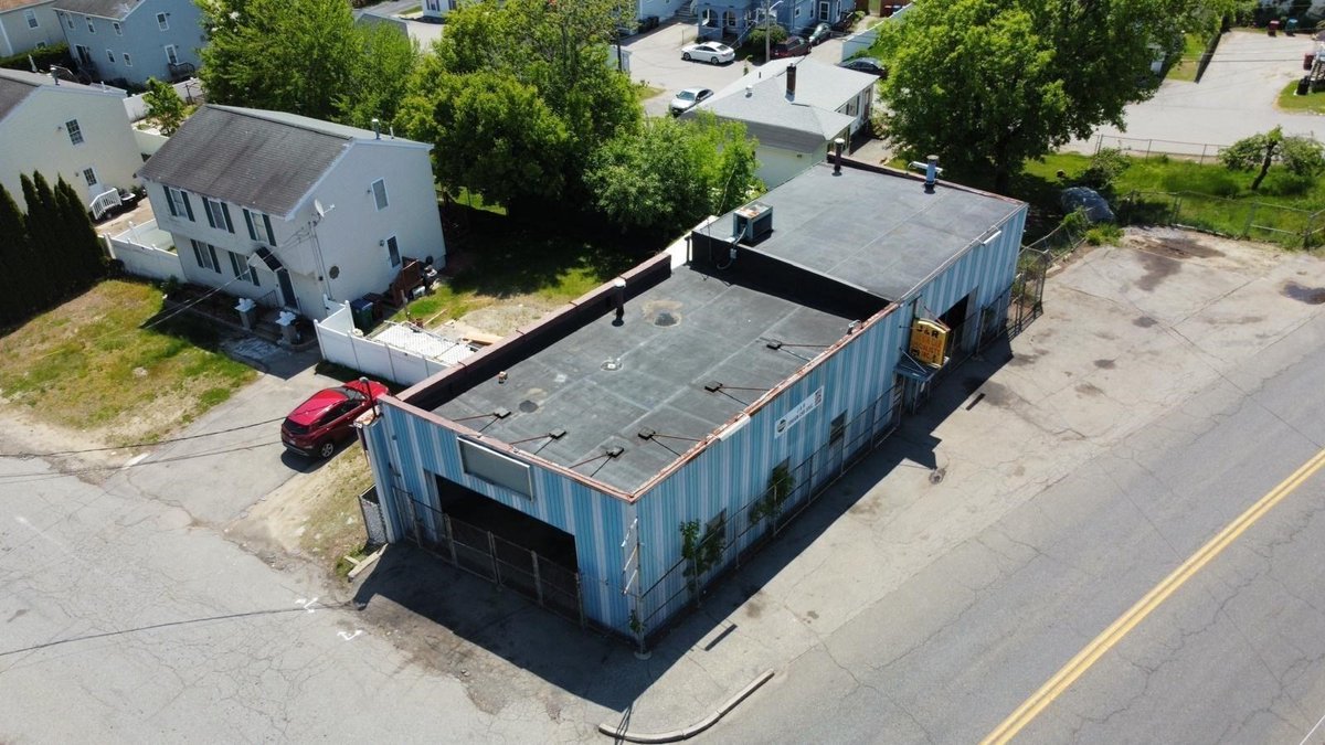 BellTowerCRE's tweet photo. Commercial property for sale in #LowellMA! A great opportunity to own an income-producing auto repair shop in a high-traffic area. View floor plan &amp; take the virtual tour: https://t.co/IFc8PTQ6Lx.

#LocalExpertise #CommercialRE #BellTowerCRE https://t.co/nDDGz5e3wN