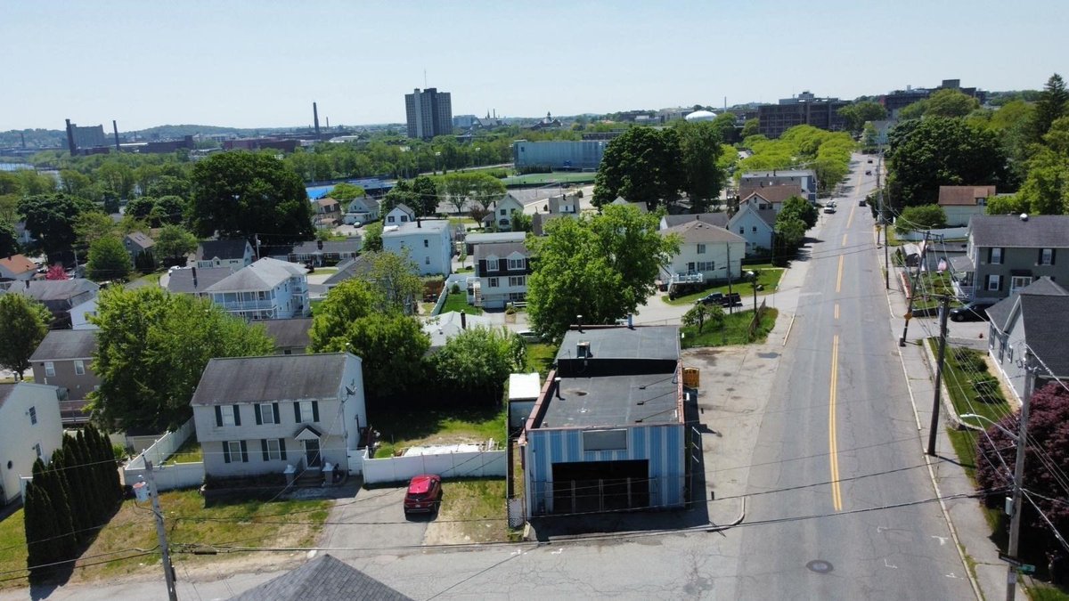 BellTowerCRE's tweet photo. Commercial property for sale in #LowellMA! A great opportunity to own an income-producing auto repair shop in a high-traffic area. View floor plan &amp; take the virtual tour: https://t.co/IFc8PTQ6Lx.

#LocalExpertise #CommercialRE #BellTowerCRE https://t.co/nDDGz5e3wN