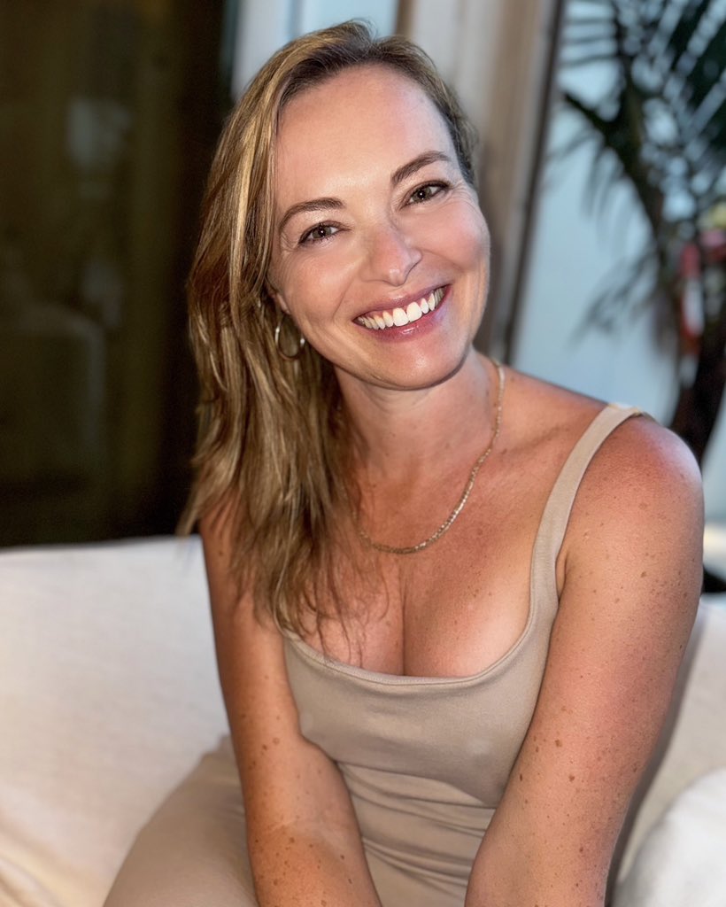 KateMonogamish's tweet photo. Friend, girlfriend, or wife material? https://t.co/KXChUcBOB3