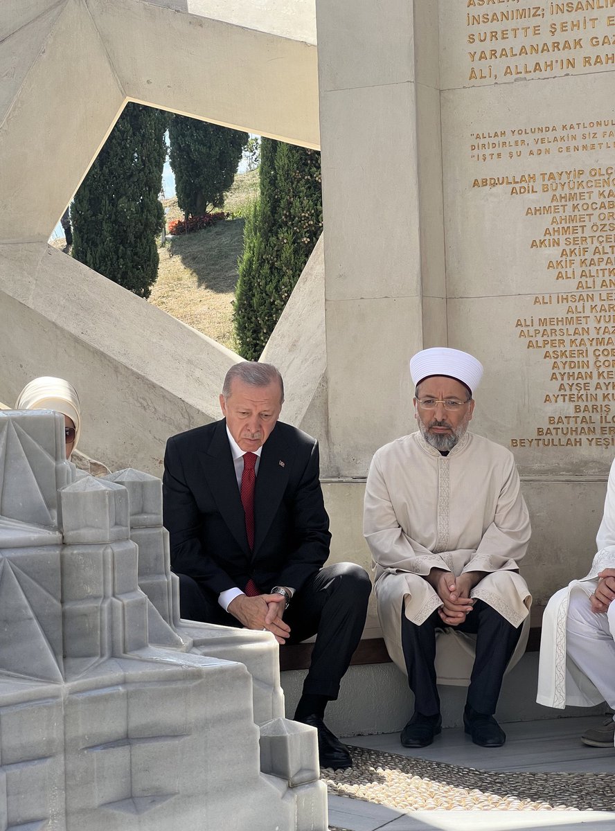 Bazı fotoğraflar vardır baktıkça hüzünlenirsiniz bu da öyle bir şey olmuş..

Şehitlerimizin mekanı cennet olsun..