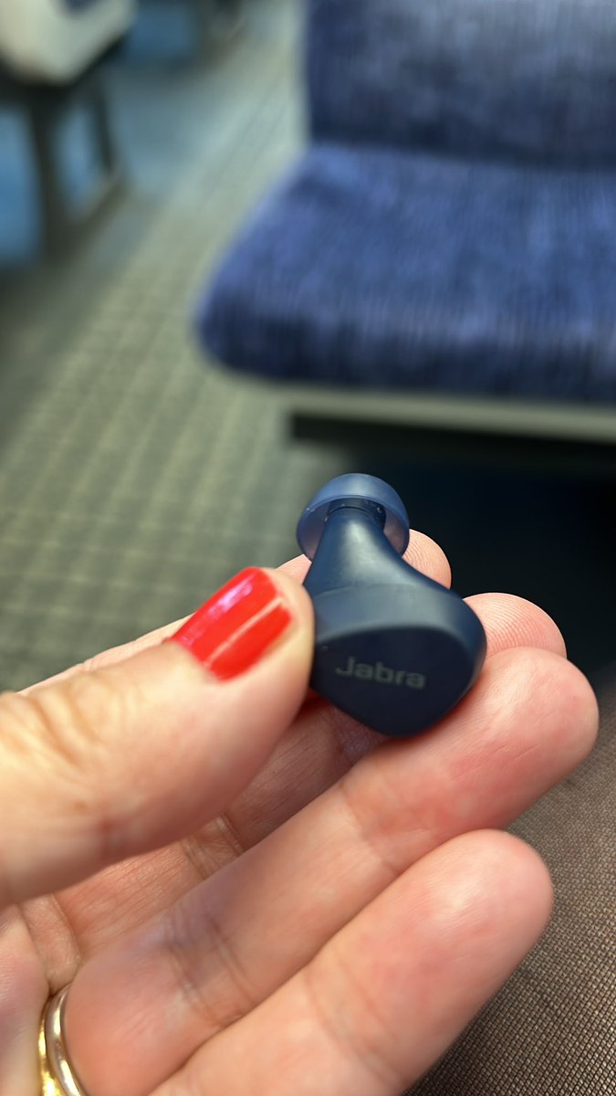 PAULAMATEO's tweet photo. @Se_Railway to the guy who lost his earphone in the 4:39 London Bridge to Hither Green, we found it! I’ll put it in the lost property https://t.co/tEXqszrPCf