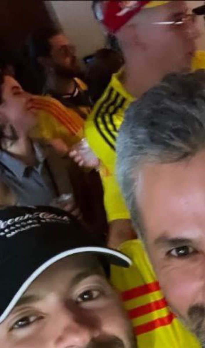 pinotgriigio's tweet photo. QUE HACIA MIKO EN EL PARTIDO SI UNAS HORAS ANTES ANDABA DE JODA CON NICKI EN MADRID AJDKAKKSKAKAJ https://t.co/AwsNbeTJRj