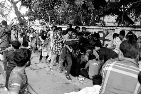 Pheonix_kim_7's tweet photo. Hello world
Need help to #Save_Student of our Country.
These pictures are from #bangladesh,Protest against JOB QUOTAS.
Students wanted to get the justice for all brilliant students,
And that's the reward they got!!!
Hope it can make awareness to the whole world.
We need your help https://t.co/59jlOXIz23