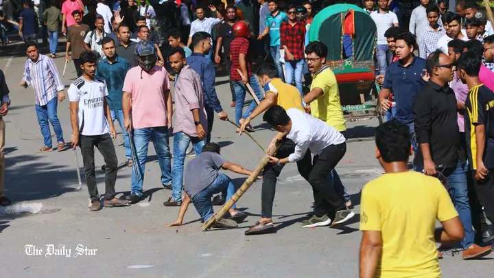 rubidium_sks's tweet photo. This is Bangladesh, 15 July, on their anti-quota protest. Police and government controlled Awami-student league attacked and beat the protestors who were merely students and protesting just to get their rights not as privileged over any 'Quota' to be exact 'Freedom Fighter Quota' https://t.co/PRCFL49n28