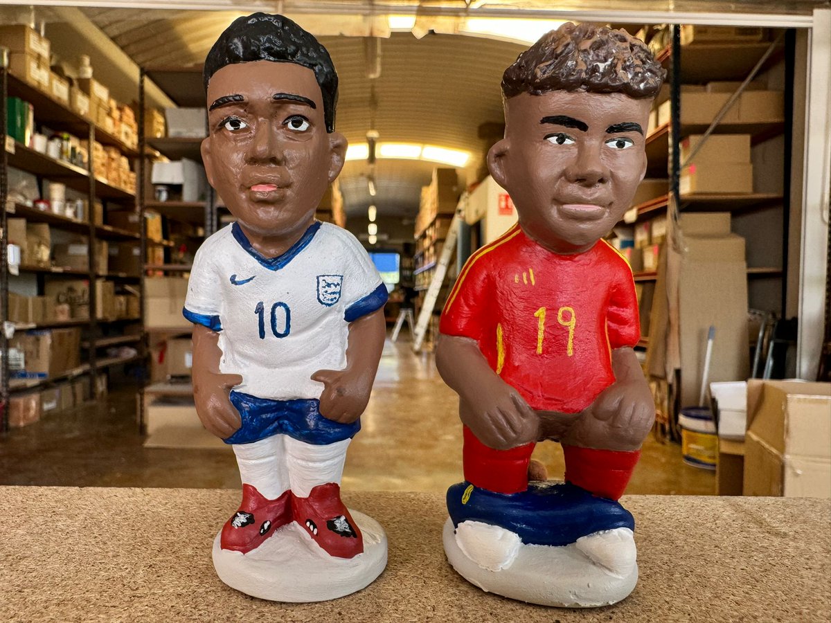 comunicacat's tweet photo. 💩@caganers crea les figures dels futbolistes @LamineeYamal i @BellinghamJude, dos dels noms propis de l'última @EURO2024
🆕 Yamal, disponible amb els colors del @FCBarcelona_cat i @SEFutbol, i Bellingham amb l'uniforme del @realmadrid i @England
#clientcomunica #caganers https://t.co/WeW8KQFlJI