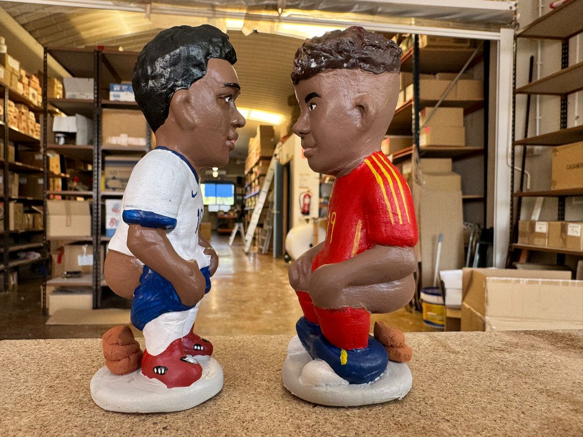 comunicacat's tweet photo. 💩@caganers crea les figures dels futbolistes @LamineeYamal i @BellinghamJude, dos dels noms propis de l'última @EURO2024
🆕 Yamal, disponible amb els colors del @FCBarcelona_cat i @SEFutbol, i Bellingham amb l'uniforme del @realmadrid i @England
#clientcomunica #caganers https://t.co/WeW8KQFlJI