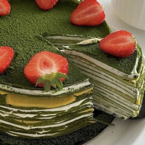 daily_dolce's tweet photo. Strawberry matcha cake https://t.co/gSyAkYRrzE