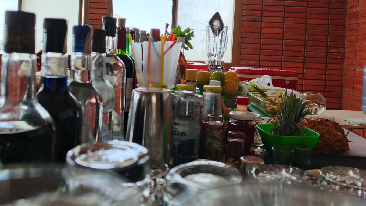 INCESREGIONSUC2's tweet photo. A través del CFS Comercio el facilitador de bartender Fernando Morillo, realiza práctica a sus participantes, enseñando les diferentes técnicas al momento de preparar una bebida.
#EducaciónGratuita https://t.co/mXkT2RLyBX