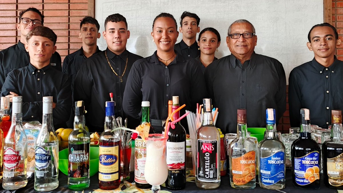 INCESREGIONSUC2's tweet photo. A través del CFS Comercio el facilitador de bartender Fernando Morillo, realiza práctica a sus participantes, enseñando les diferentes técnicas al momento de preparar una bebida.
#EducaciónGratuita https://t.co/mXkT2RLyBX