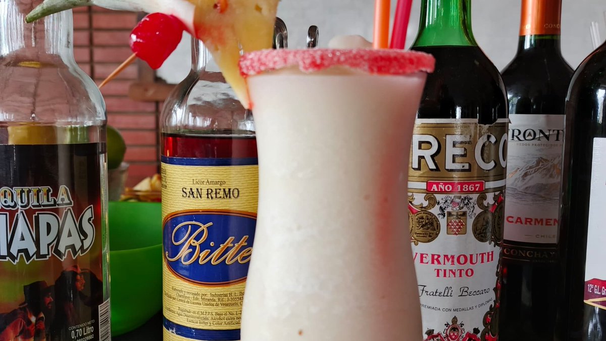 A través del CFS Comercio el facilitador de bartender Fernando Morillo, realiza práctica a sus participantes, enseñando les diferentes técnicas al momento de preparar una bebida.
#EducaciónGratuita