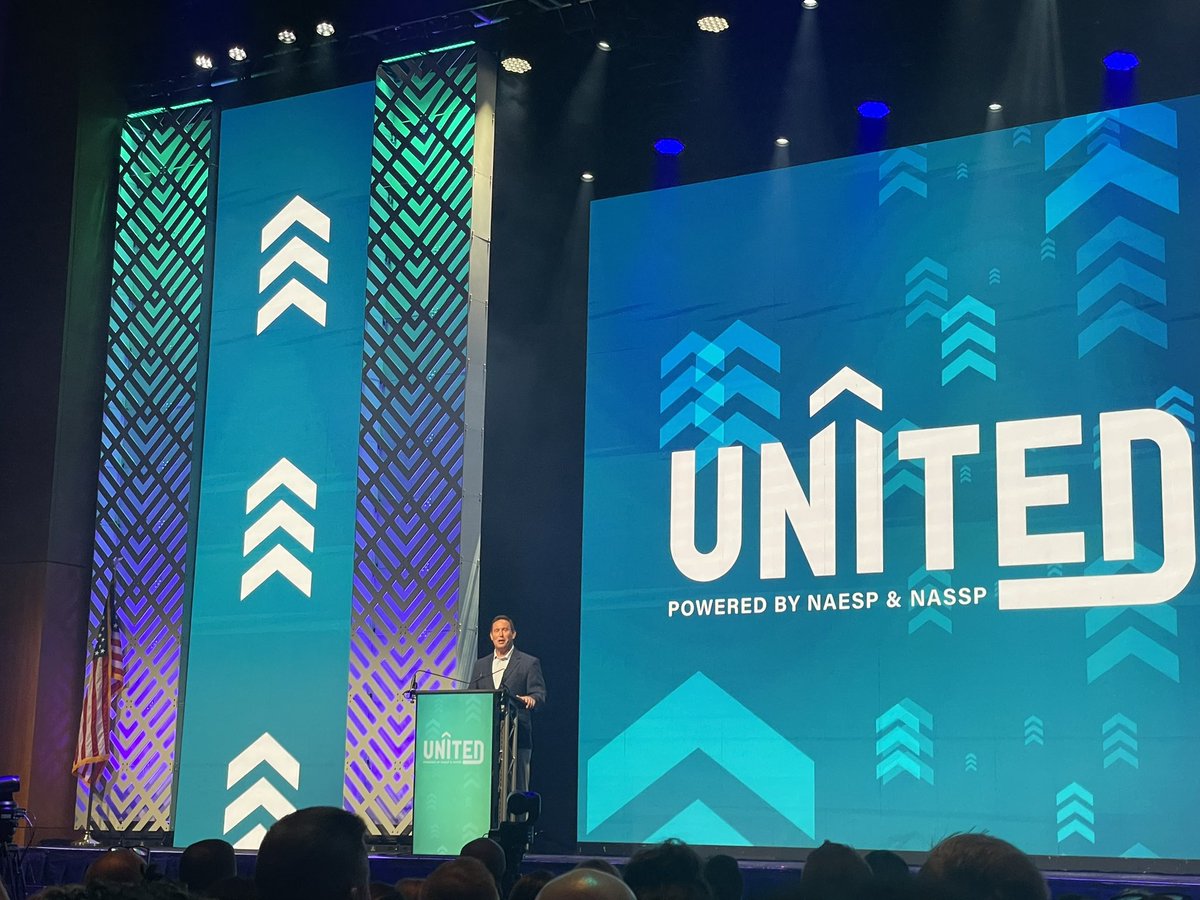 Kicking off the week with an inspiring and energizing keynote from <a href="/JonGordon11/">Jon Gordon</a>! Great things are ahead! <a href="/MrsCutaia/">Andraya Cutaia</a>