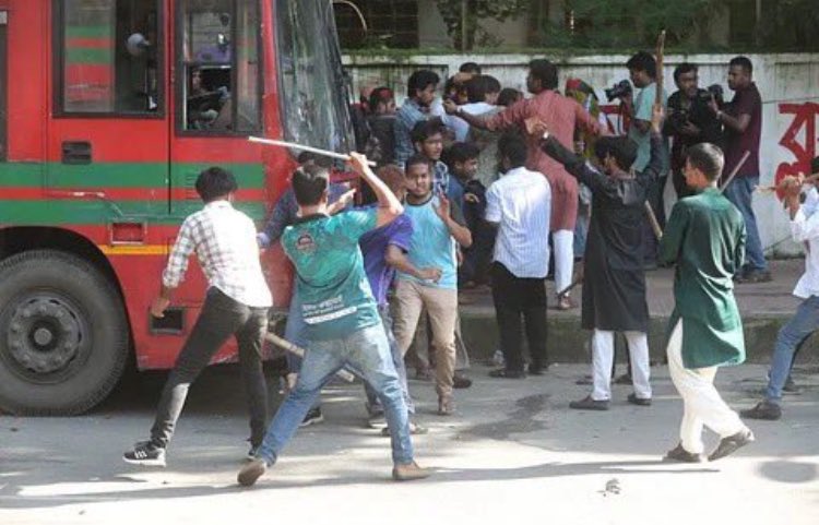 SabriaCBalland's tweet photo. What the ruling regime’s thugs are doing to student protestors in #Bangladesh. 

This squad of thugs, the BCL, is armed, dangerous & serves as a cover for the regime’s violence against any dissenters or protestors. The violence perpetrated is consequently easily dismissed by the regime, which claims it has no idea who these thugs are. 

@usembassydhaka @UKinBangladesh @UNinBangladesh @HouseForeignGOP @SenateForeign @State_SCA @StateDept @StateDRL @StateDeptSpox @UnderSecStateJ @nytimes @BBCWorld @AJEnglish @hrw @amnestysasia @KerryKennedyRFK @RFKHumanRights @DickDurbin @AOC @RepJeffries