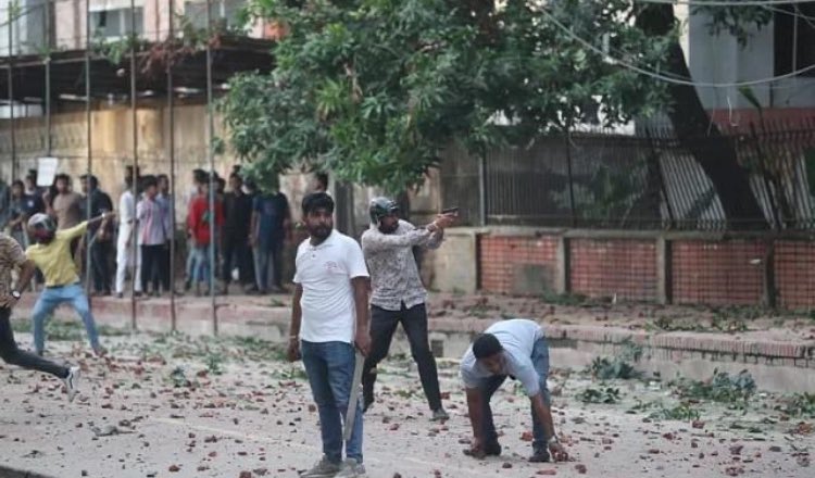 SabriaCBalland's tweet photo. What the ruling regime’s thugs are doing to student protestors in #Bangladesh. 

This squad of thugs, the BCL, is armed, dangerous & serves as a cover for the regime’s violence against any dissenters or protestors. The violence perpetrated is consequently easily dismissed by the regime, which claims it has no idea who these thugs are. 

@usembassydhaka @UKinBangladesh @UNinBangladesh @HouseForeignGOP @SenateForeign @State_SCA @StateDept @StateDRL @StateDeptSpox @UnderSecStateJ @nytimes @BBCWorld @AJEnglish @hrw @amnestysasia @KerryKennedyRFK @RFKHumanRights @DickDurbin @AOC @RepJeffries