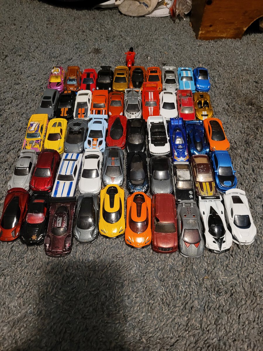 Bristowlol's tweet photo. My CDT hotwheels collection!!
@Foxzie_RBLX 
#CDT #CDTuesday #CarDealershipTycoon https://t.co/vu6OdYXNxd
