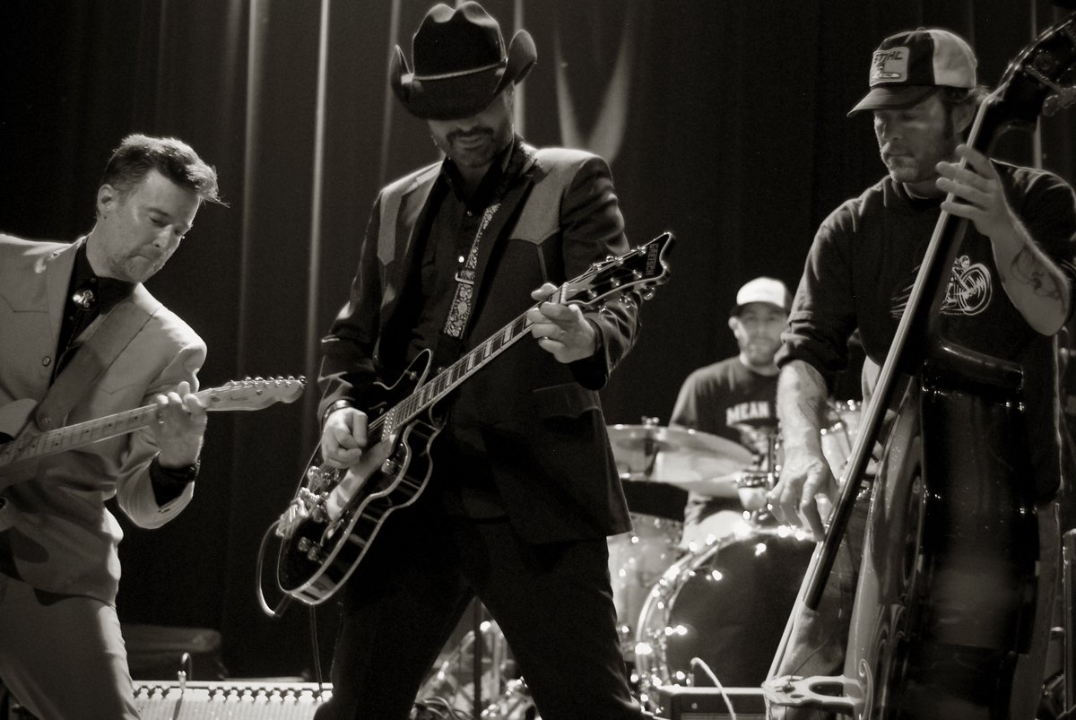 gothictheatre's tweet photo. denver's own alt-country outfit, the railbenders, are back &amp; ready to rock their outlaw way ⚡🤘 saturday, dec. 7 

🎟️ presale thurs at 10a 
on sale fri at 10a https://t.co/VihDhW9hSl