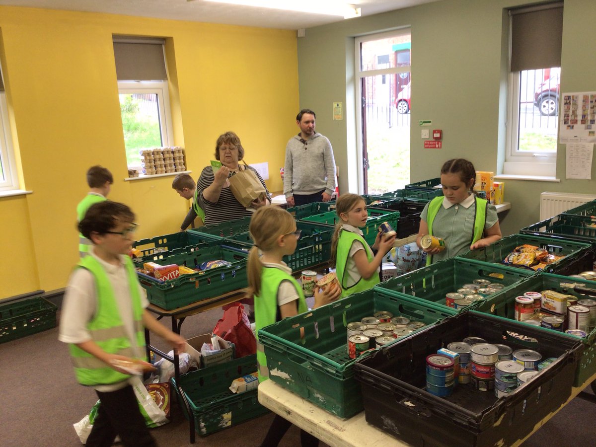 MrMolyneux's tweet photo. After running a food drive for the past few weeks, Year 3 delivered all the food donations to The Hope Centre and sorted and organised the donations into food parcels ready for the St Helens community. 🥫☺️🌈 @HopeStHelens @parishschool1 #CourageousAdvocacy https://t.co/M0TymKwrAN
