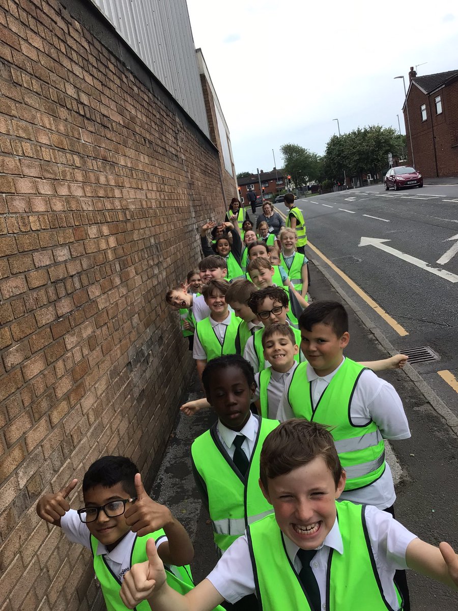 MrMolyneux's tweet photo. After running a food drive for the past few weeks, Year 3 delivered all the food donations to The Hope Centre and sorted and organised the donations into food parcels ready for the St Helens community. 🥫☺️🌈 @HopeStHelens @parishschool1 #CourageousAdvocacy https://t.co/M0TymKwrAN