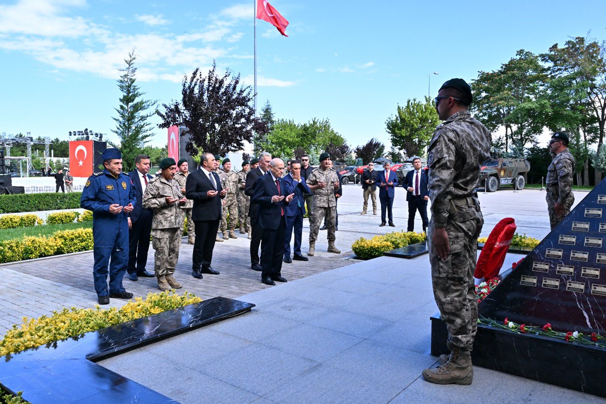 EmniyetGM's tweet photo. Milliyetçi Hareket Partisi Genel Başkanı Sn. Devlet Bahçeli, #15Temmuz Demokrasi ve Milli Beraberlik Günü kapsamında Özel Harekat Başkanlığımızı ziyaret etti.

📍Ankara

#MilletinZaferi https://t.co/YVv0qu9dRX