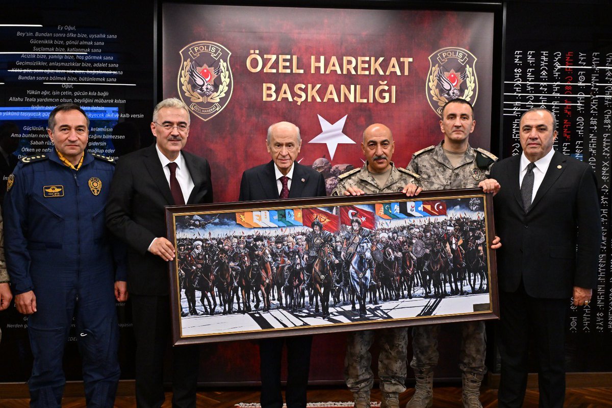 EmniyetGM's tweet photo. Milliyetçi Hareket Partisi Genel Başkanı Sn. Devlet Bahçeli, #15Temmuz Demokrasi ve Milli Beraberlik Günü kapsamında Özel Harekat Başkanlığımızı ziyaret etti.

📍Ankara

#MilletinZaferi https://t.co/YVv0qu9dRX