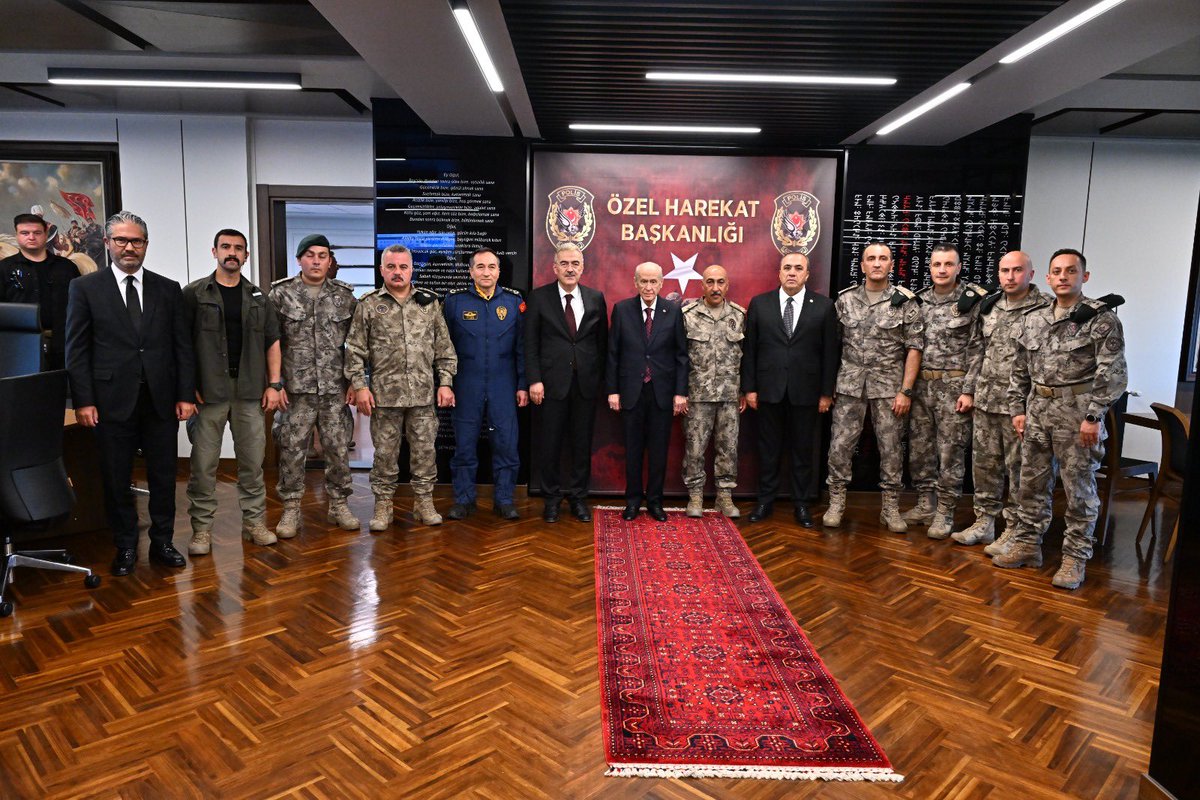 EmniyetGM's tweet photo. Milliyetçi Hareket Partisi Genel Başkanı Sn. Devlet Bahçeli, #15Temmuz Demokrasi ve Milli Beraberlik Günü kapsamında Özel Harekat Başkanlığımızı ziyaret etti.

📍Ankara

#MilletinZaferi https://t.co/YVv0qu9dRX