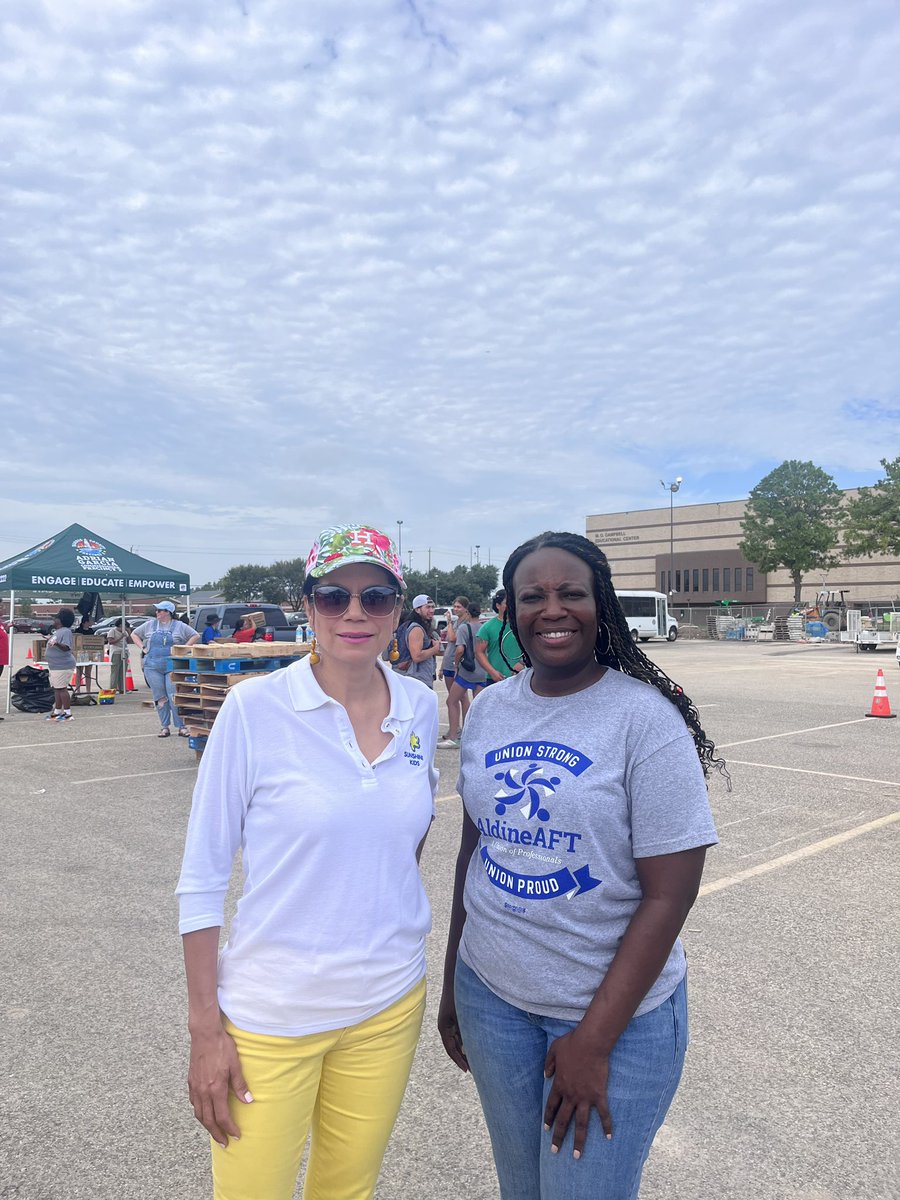 CarolforTexas's tweet photo. Dropped in to @HarrisCoPct2’s distribution in Aldine this morning. @AdrianGarciaHTX’s team has done fantastic work organizing events like this. Great to see @chouston11 from @AldineAFT6345! https://t.co/WL6NcICmnI