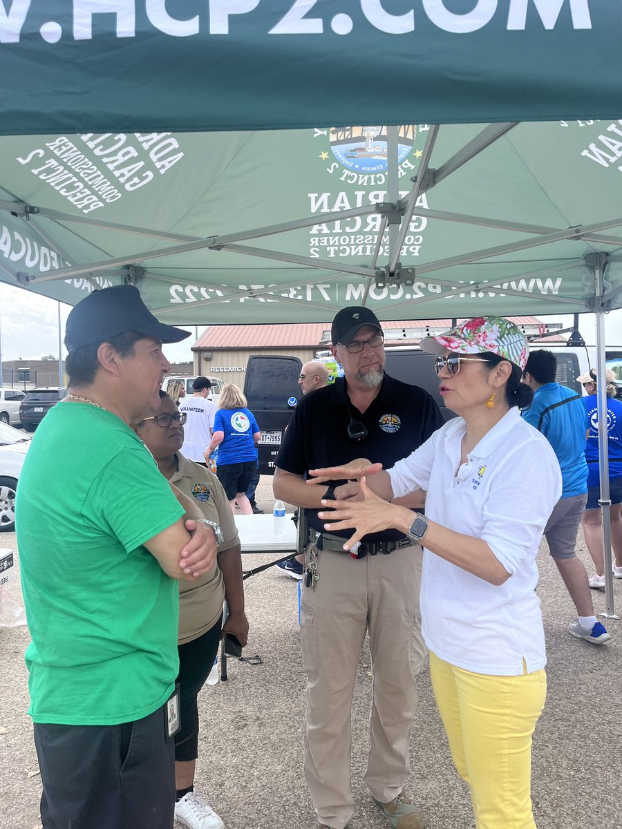 CarolforTexas's tweet photo. Dropped in to @HarrisCoPct2’s distribution in Aldine this morning. @AdrianGarciaHTX’s team has done fantastic work organizing events like this. Great to see @chouston11 from @AldineAFT6345! https://t.co/WL6NcICmnI