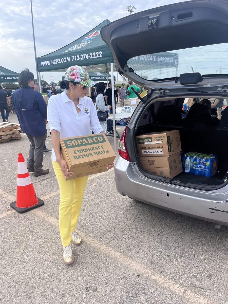 CarolforTexas's tweet photo. Dropped in to @HarrisCoPct2’s distribution in Aldine this morning. @AdrianGarciaHTX’s team has done fantastic work organizing events like this. Great to see @chouston11 from @AldineAFT6345! https://t.co/WL6NcICmnI