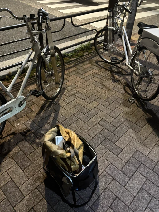 帰り道職質されたんだけど、自分のバッグから古のメタルファイトベイブレードが出てきて警察の人も同年代ぽく少し場が和んで変な空気になった 