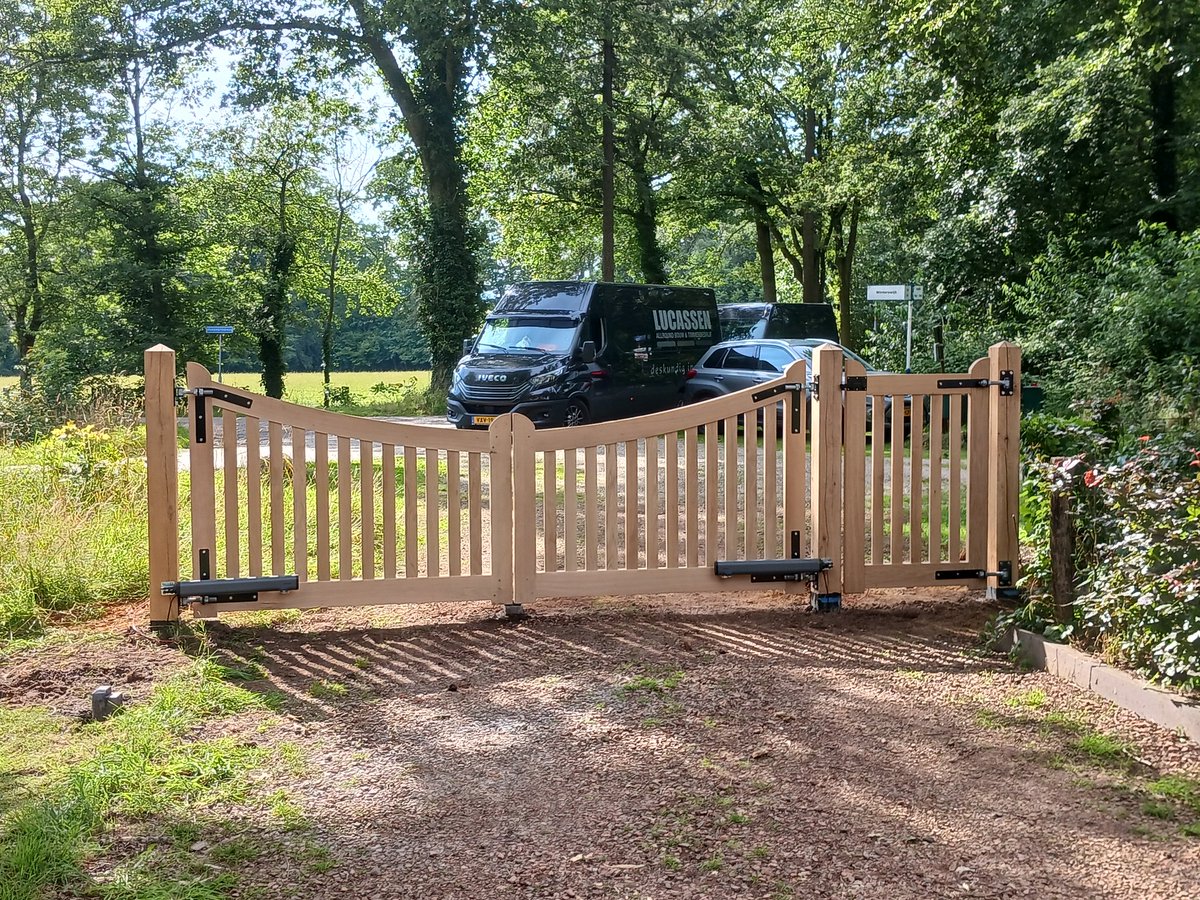 eewyengelbert's tweet photo. Weer een mooi hek en poort geplaatst... https://t.co/Ek6GIxMRFD