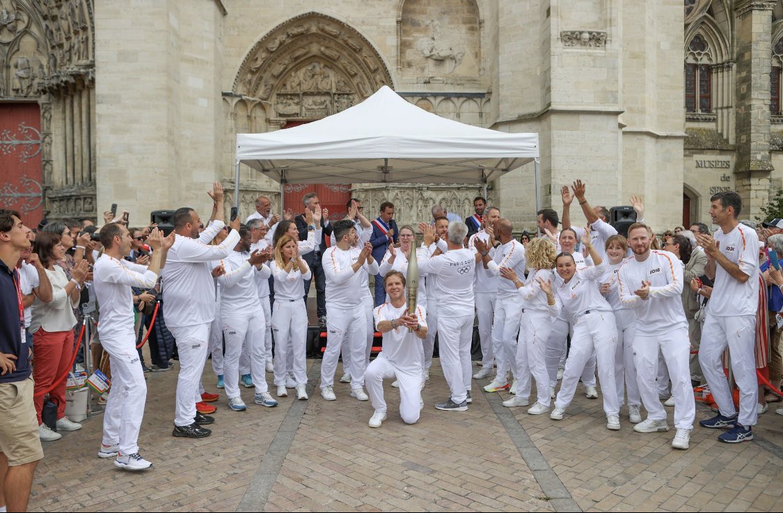 SDIS_89's tweet photo. #MondayMotivation

🔥Cédric COLLINOT, #SPP au #CIS @VilleSens, a fait la fierté de son territoire le 11/07 mais surtout de ses collègues #Icaunais en tant que relayeur de la #FlammeOlympique de @Paris2024.

📸 France Télévisions - Paris 2024 / © CIO. https://t.co/xWDel53p55