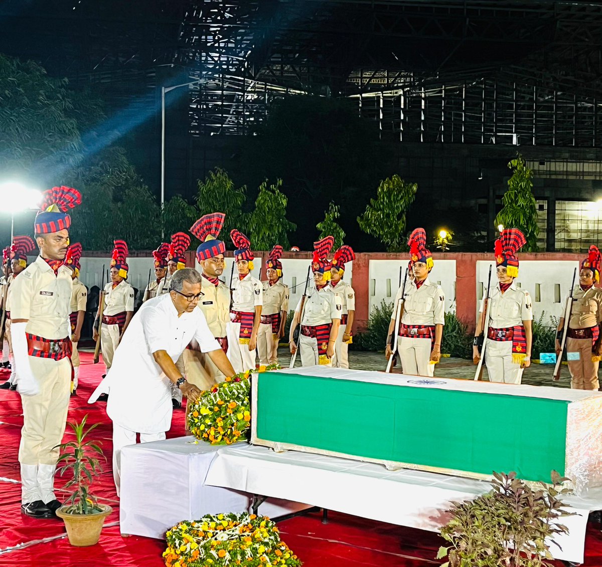 mishranitish's tweet photo. कल मणिपुर में केन्द्रीय रिजर्व पुलिस बल के काफिले पर आतंकी हमले में शहीद हुए बिहार के लाल, झंझारपुर विधानसभा अंतर्गत मधेपुर प्रखण्ड के बांकी गांव के निवासी अमर शहीद श्रद्धेय अजय कुमार झा जी के पार्थिव शरीर के पटना एयरपोर्ट आगमन पर वीरात्मा को नम आंखों से श्रद्धांजलि अर्पित किया।

अमर शहीद श्रद्धेय अजय कुमार झा जी सम्पूर्ण राष्ट्र के लिए प्रेरणास्रोत हैं। उनके परिवार के साथ मैं हर क्षण खड़ा रहूंगा।

@crpfindia