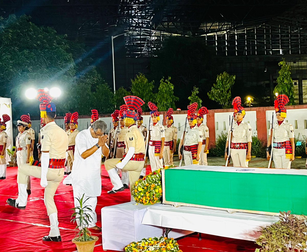 mishranitish's tweet photo. कल मणिपुर में केन्द्रीय रिजर्व पुलिस बल के काफिले पर आतंकी हमले में शहीद हुए बिहार के लाल, झंझारपुर विधानसभा अंतर्गत मधेपुर प्रखण्ड के बांकी गांव के निवासी अमर शहीद श्रद्धेय अजय कुमार झा जी के पार्थिव शरीर के पटना एयरपोर्ट आगमन पर वीरात्मा को नम आंखों से श्रद्धांजलि अर्पित किया।

अमर शहीद श्रद्धेय अजय कुमार झा जी सम्पूर्ण राष्ट्र के लिए प्रेरणास्रोत हैं। उनके परिवार के साथ मैं हर क्षण खड़ा रहूंगा।

@crpfindia