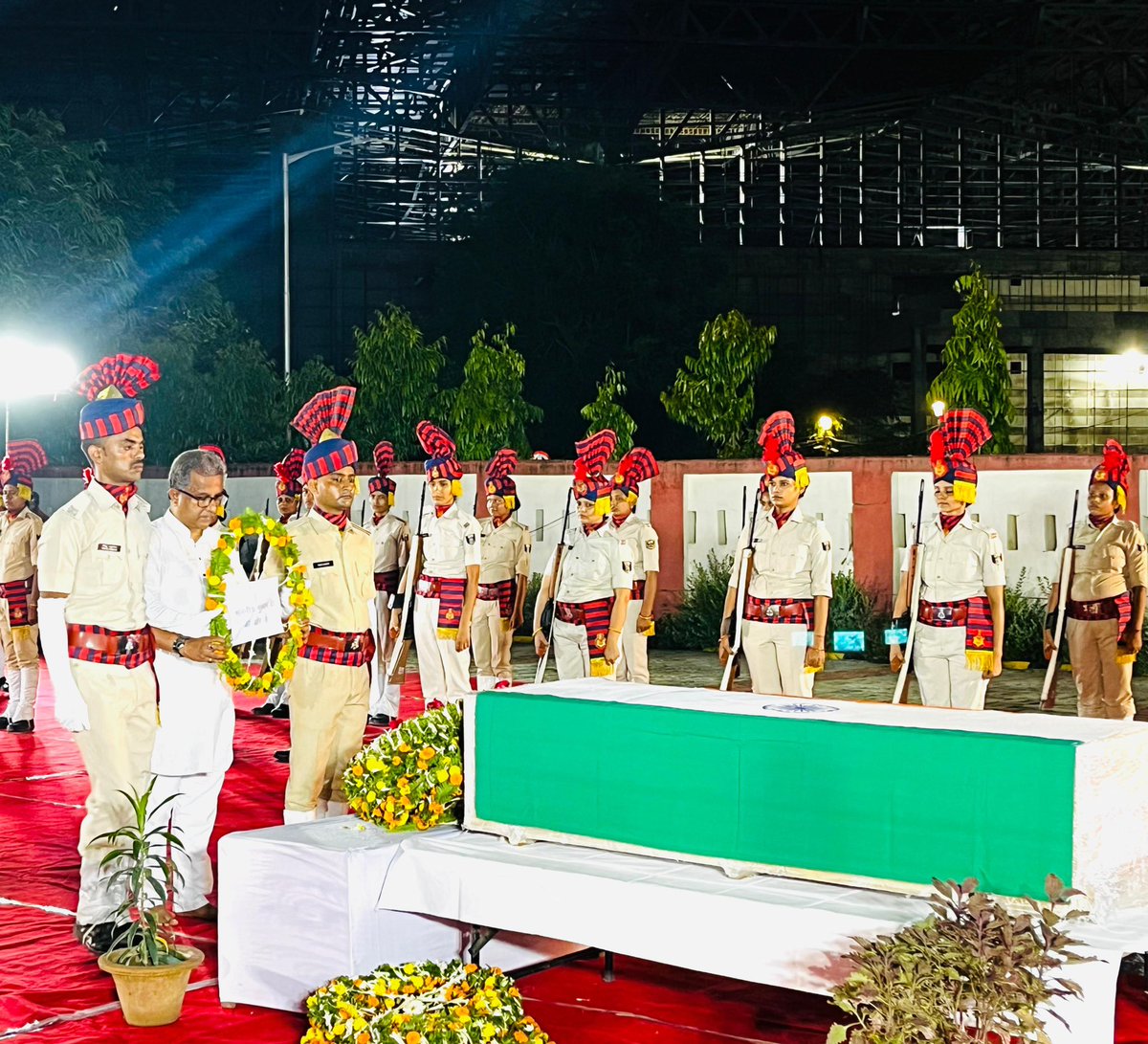 mishranitish's tweet photo. कल मणिपुर में केन्द्रीय रिजर्व पुलिस बल के काफिले पर आतंकी हमले में शहीद हुए बिहार के लाल, झंझारपुर विधानसभा अंतर्गत मधेपुर प्रखण्ड के बांकी गांव के निवासी अमर शहीद श्रद्धेय अजय कुमार झा जी के पार्थिव शरीर के पटना एयरपोर्ट आगमन पर वीरात्मा को नम आंखों से श्रद्धांजलि अर्पित किया।

अमर शहीद श्रद्धेय अजय कुमार झा जी सम्पूर्ण राष्ट्र के लिए प्रेरणास्रोत हैं। उनके परिवार के साथ मैं हर क्षण खड़ा रहूंगा।

@crpfindia
