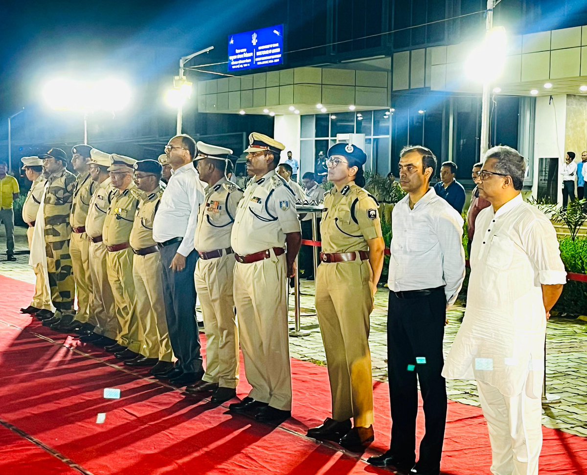 mishranitish's tweet photo. कल मणिपुर में केन्द्रीय रिजर्व पुलिस बल के काफिले पर आतंकी हमले में शहीद हुए बिहार के लाल, झंझारपुर विधानसभा अंतर्गत मधेपुर प्रखण्ड के बांकी गांव के निवासी अमर शहीद श्रद्धेय अजय कुमार झा जी के पार्थिव शरीर के पटना एयरपोर्ट आगमन पर वीरात्मा को नम आंखों से श्रद्धांजलि अर्पित किया।

अमर शहीद श्रद्धेय अजय कुमार झा जी सम्पूर्ण राष्ट्र के लिए प्रेरणास्रोत हैं। उनके परिवार के साथ मैं हर क्षण खड़ा रहूंगा।

@crpfindia