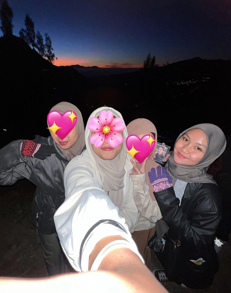 daengideul's tweet photo. bromo with gyu🌄🌲🐶

keliatan cegilnya mingyu yang mana꒰⁠⑅⁠ᵕ⁠༚⁠ᵕ⁠꒱⁠˖⁠♡ https://t.co/5uENbRPcPW