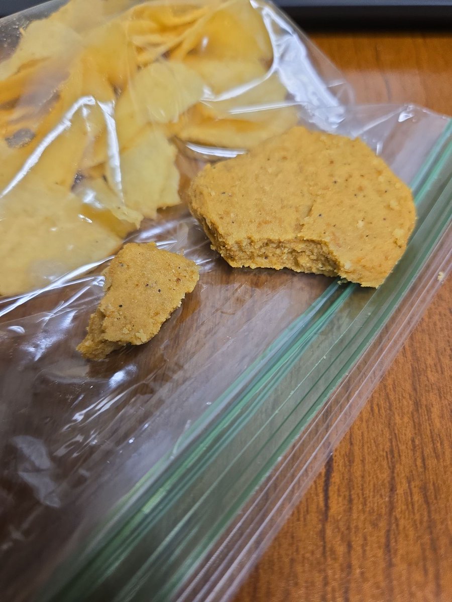 MN_Anders's tweet photo. @KaoticNightmare @LAYS Same happened to us with our cheesy garlic bread lays! I messaged them but I'm still waiting for a reply. https://t.co/qTi4NqfwTg