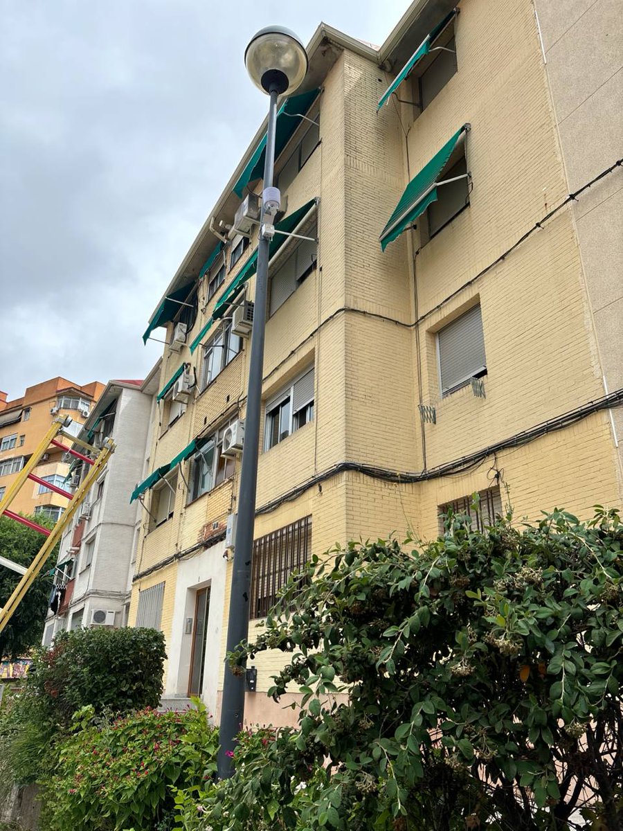 MontalbanPozas's tweet photo. Ya están los 25 dispositivos instalados en las farolas de la ciudad @aytocaceres, en unos días @RoboLab_UEx empieza a reportar resultados #Oladapt https://t.co/ci6VydfIGr
