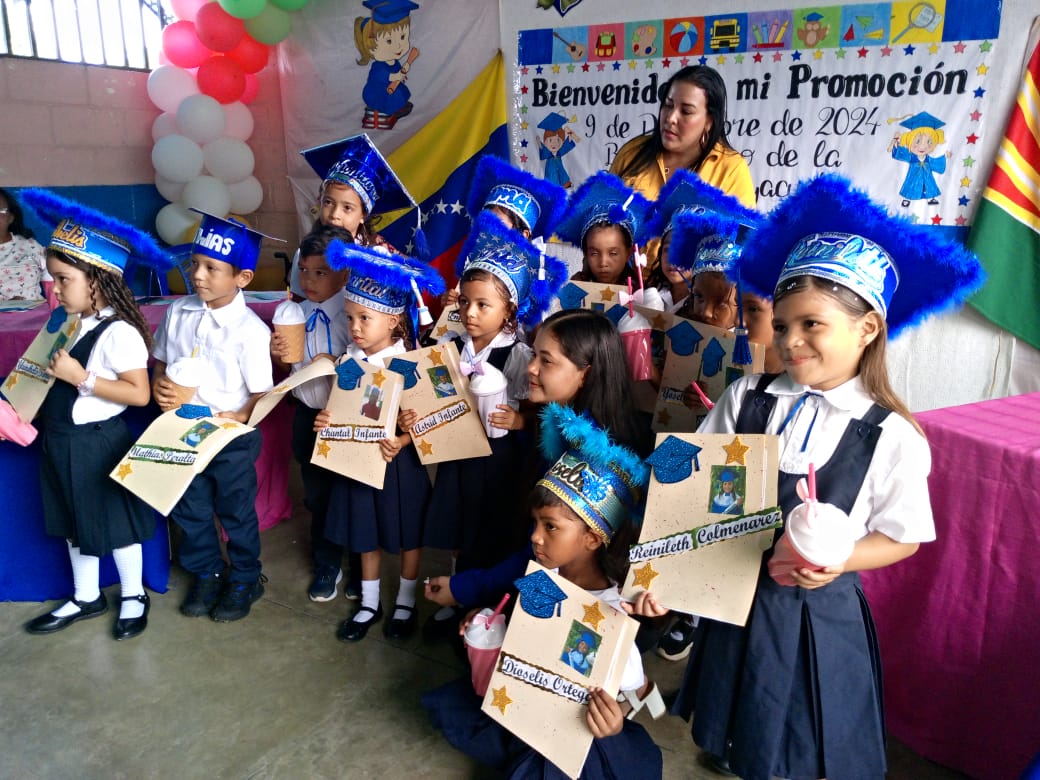 salasimonplanas's tweet photo. #15Jul Nos vamos a primaria!!
Entrega de certificados de Educación inicial en la Escuela Estadal Concentrada los Mangos!
#CrecimientoProductivo @NicolasMaduro
@_LaAvanzadora
@MPPEDUCACION
@EleamerAbdala
@cdcelara 
@AurimarVargas1 https://t.co/7cqsoEsarX
