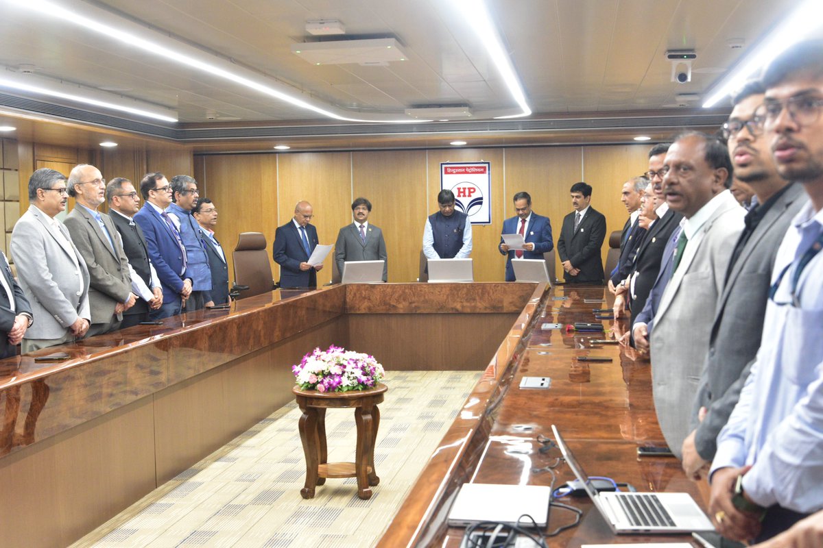 HPCL's tweet photo. Celebrating 50 years of growth & excellence!
Proud moment for all #HPites as our C&MD hoists #HPCL flag at Petroleum House, Corporate HQO, Mumbai, our HQO in Mumbai in presence of functional directors, CVO & Senior Officials.
Foundation Day pledge was also administered to the employees across the country, where over 350 locations connected live.
Employees connected thru webcast,across the country, committed themselves to #HPFIRST values & re-dedicated themselves to the cause of corporate growth & nation building.
Our C&MD, functional directors & CVO shared their thoughts and inspired #HPites & the family members on this momentous occasion.
#DeliveringHapiiness #50सालबेमिसाल #HPTowardsGoldenHorizon