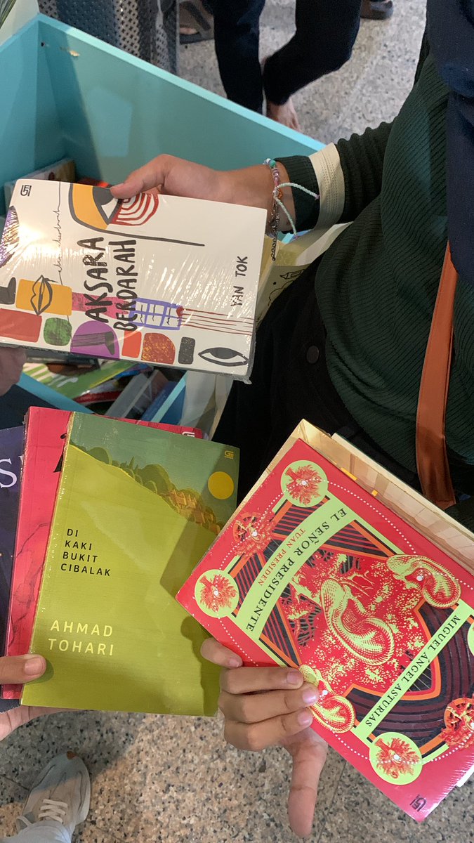 aninnyeong's tweet image. dari putus ini aku jd pny waktu buat lebih kenal diriku dan tau cara ngebahagiaan diriku sendiri. makan apa yg aku suka, baca apa yg aku suka, nonton apa yg aku suka, nyoba hal yg jarang aku lakuin, nyari kesibukan di hima dan panitia. aku suka fase ku sekarang🫶🏻 #curcol