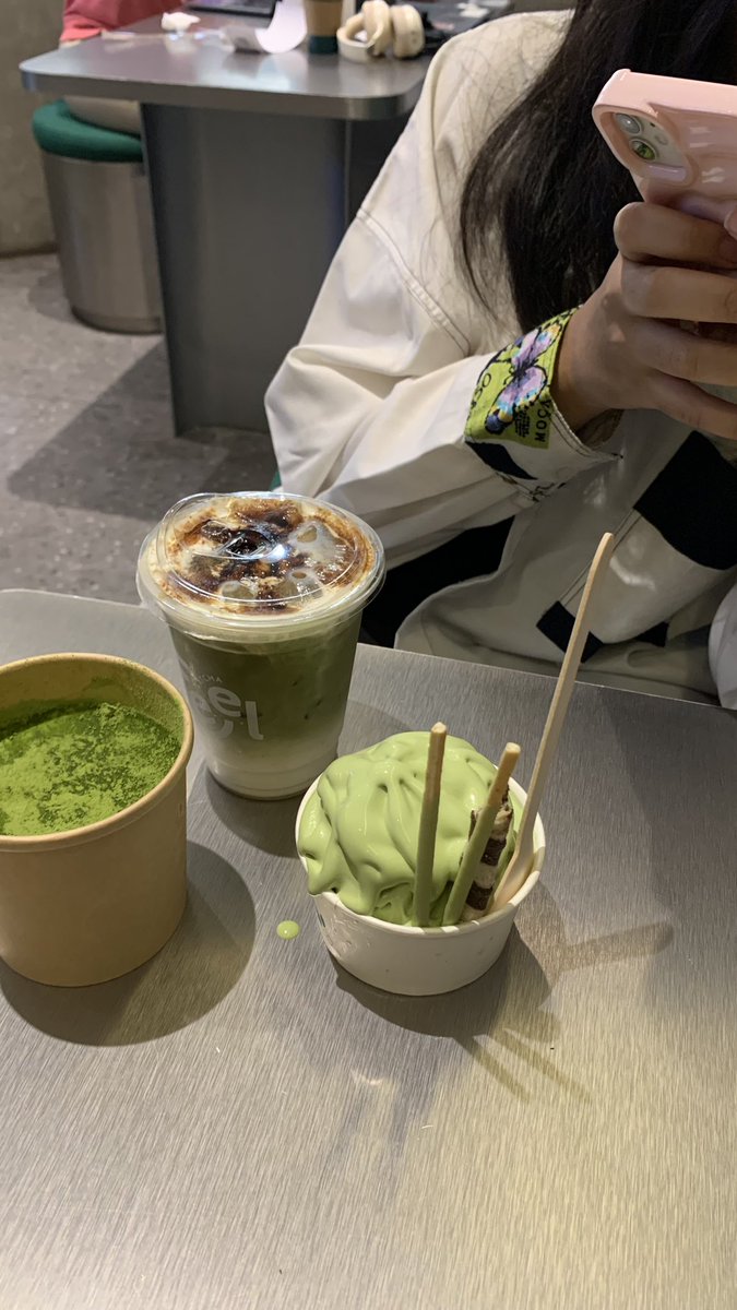 aninnyeong's tweet image. dari putus ini aku jd pny waktu buat lebih kenal diriku dan tau cara ngebahagiaan diriku sendiri. makan apa yg aku suka, baca apa yg aku suka, nonton apa yg aku suka, nyoba hal yg jarang aku lakuin, nyari kesibukan di hima dan panitia. aku suka fase ku sekarang🫶🏻 #curcol