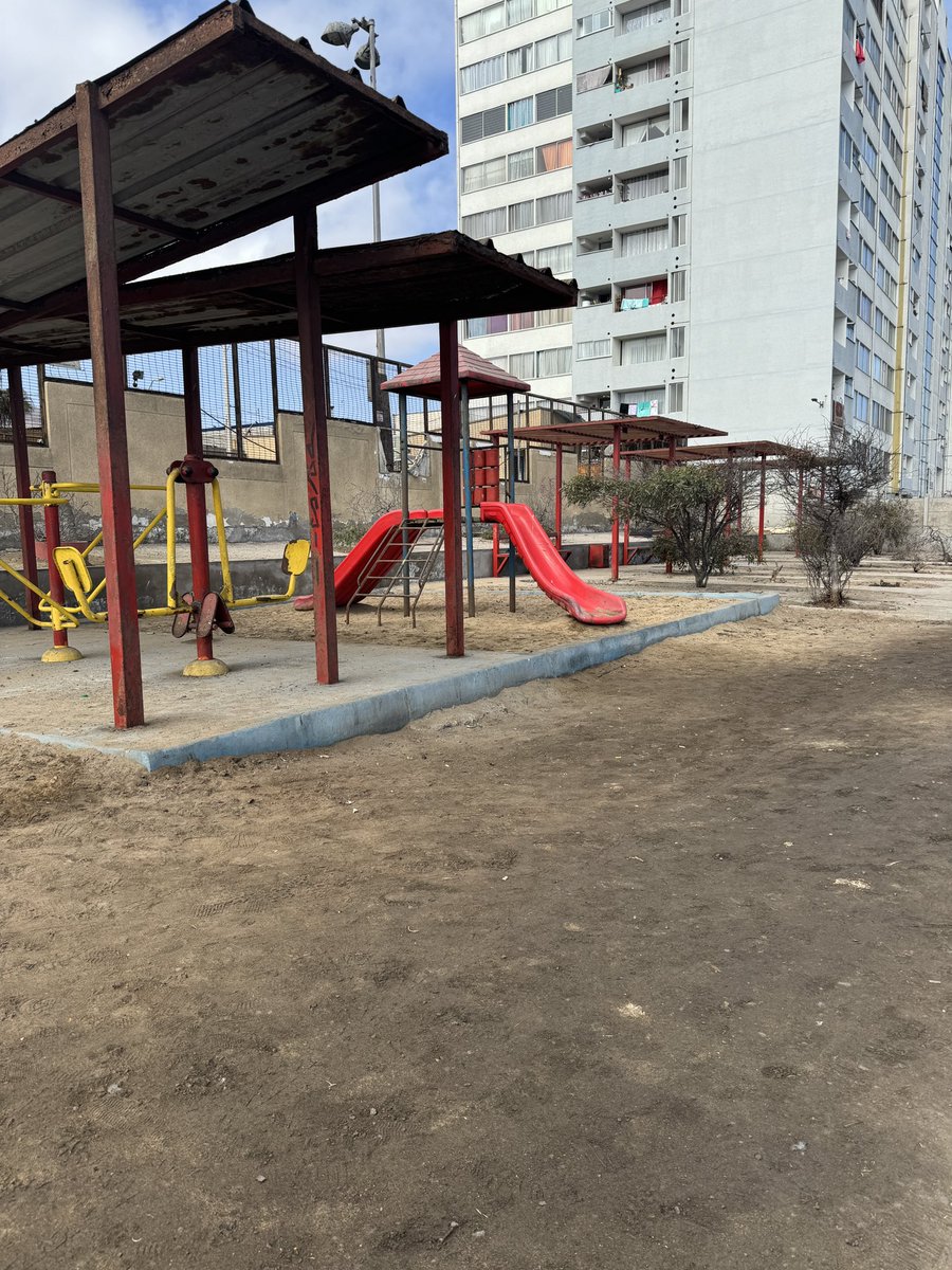 cazanilem's tweet photo. @jonathanplan9 @AntofagastaMuni @accionantofa OJALÁ SE PUEDAN DAR UNA VUELTA POR ESTE SECTOR Y LIMPIAR ESTA MINI PLAZA. SIEMPRE HA ESTADO SUCIA Y ABANDONADA. https://t.co/dpby0hxh0f
