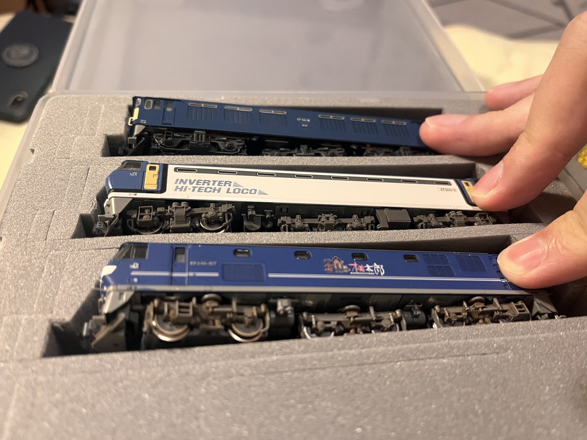 mlck_lab's tweet image. 先日の JNMA ……ではなくその前の鉄道模型市だか 3D 鉄道模型まつりだかで購入した #Nshell さんの 21m ケースに、先日の JNMA の日に被弾した KATO EF64 0 二次形と EF200 初代ロット、さらに以前からある TOMIX 加工キャラ白桃を収納(っ´︶`c)
6 両用ケースと同じように使えて良きd(˙꒳​˙* )