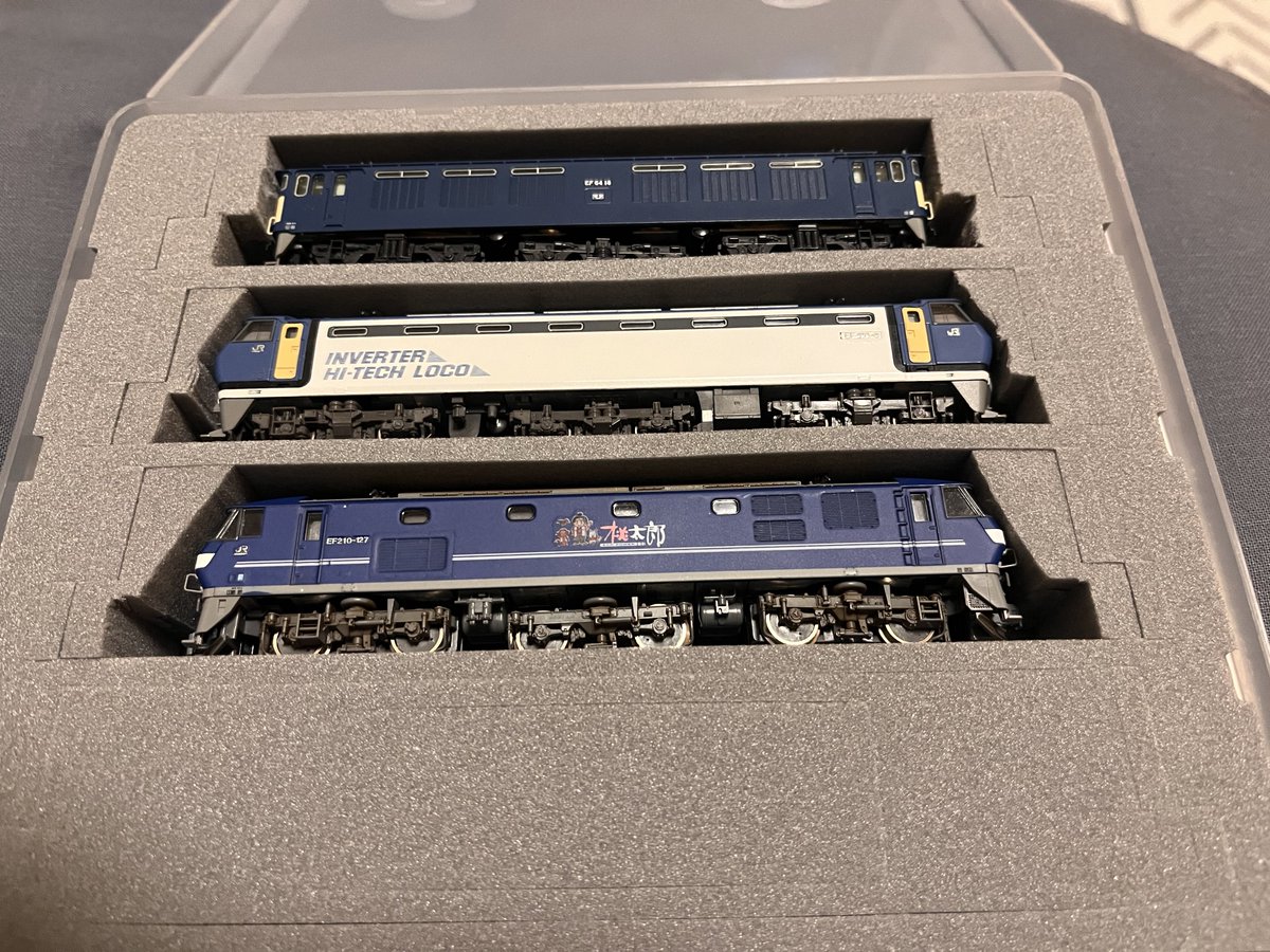 mlck_lab's tweet image. 先日の JNMA ……ではなくその前の鉄道模型市だか 3D 鉄道模型まつりだかで購入した #Nshell さんの 21m ケースに、先日の JNMA の日に被弾した KATO EF64 0 二次形と EF200 初代ロット、さらに以前からある TOMIX 加工キャラ白桃を収納(っ´︶`c)
6 両用ケースと同じように使えて良きd(˙꒳​˙* )