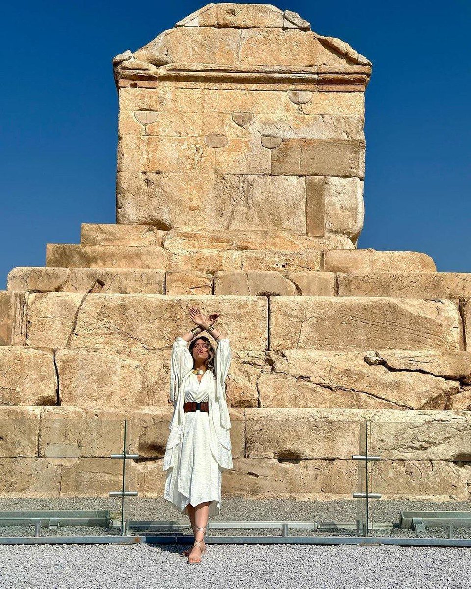 agha_rashti2's tweet photo. ما از نسل کوروش بزرگیم
دعوای خانوادگی خاندان قریش و پیامبر اسلام به ما مربوط نیست... https://t.co/8MadEBqwYp