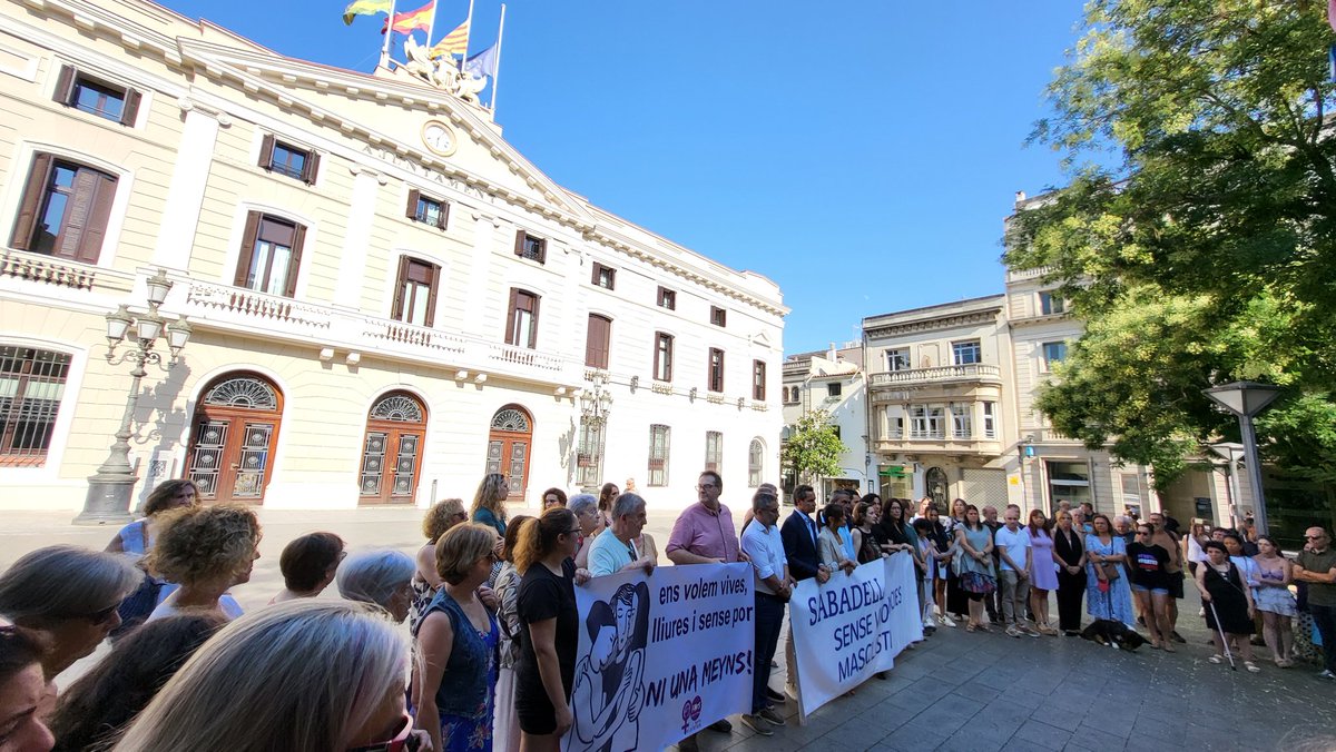 ercsabadell's tweet photo. ⚫ Edils, militants i amics d'@Esquerra_ERC #Sabadell ens hem afegit a la concentració de rebuig a l'assassinat d'una veïna de #CaNOriac organitzada per la Taula de Gènere, Feminismes i LGTBI de #Sabadell, on s'ha llegit un manifest.
🟪 #EnsVolemVives #NiUnaMés #NiUnaMenys https://t.co/Nbzf8PuxCp